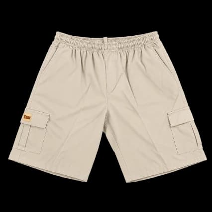 <div style="max-width: 800px; margin: 0 auto; padding: 60px 20px;">
<h2 style="font-size: 42px; font-weight: bold; margin-bottom: 20px; color: #1a1a1a;">
BERMUDA CARGO<span style="color: #ff8c00;">CDECKS</span>
</h2>
<p style="font-size: 18px; line-height: 1.8; margin-bottom: 20px; color: #333;">
Feita pra quem vive o corre sem pausa. A bermuda CDECKS traduz o estilo de quem tá sempre em movimento, com liberdade pra viver o dia do seu jeito.
</p>
<p style="font-size: 18px; line-height: 1.8; margin-bottom: 30px; color: #333;">
Seja no rolê, na sessão ou no descanso, ela acompanha o ritmo sem perder o flow. Um visual leve, autêntico e cheio da essência das ruas.
</p>
<div style="background: #f5f5f5; border-left: 4px solid #ff8c00; padding: 20px; margin: 30px 0; border-radius: 8px;">
<h3 style="font-size: 24px; margin-bottom: 15px; color: #ff8c00;">Detalhes</h3>
<ul style="list-style: none; padding: 0;">
<li style="padding: 8px 0; color: #333;">▸ Visual leve e descomplicado</li>
<li style="padding: 8px 0; color: #333;">▸ Caimento que acompanha o movimento</li>
<li style="padding: 8px 0; color: #333;">▸ Ideal pra qualquer momento do dia</li>
<li style="padding: 8px 0; color: #333;">▸ Estilo que fala por si</li>
</ul>
</div>
<p style="text-align: center; font-size: 20px; font-weight: bold; margin-top: 40px; color: #1a1a1a;">
Não é só uma bermuda. É parte do seu estilo. É <span style="color: #ff8c00;">CDECKS</span>.
</p>
</div>