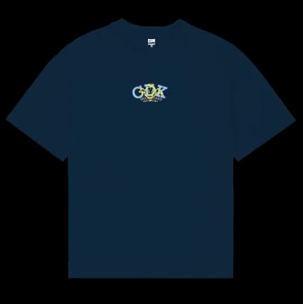 <div style="max-width: 800px; margin: 0 auto; padding: 60px 20px;">
<h2 style="font-size: 42px; font-weight: bold; margin-bottom: 20px; color: #1a1a1a;">
CAMISETA <span style="color: #ff8c00;">CDECKS</span>
</h2>
<p style="font-size: 18px; line-height: 1.8; margin-bottom: 20px; color: #333;">
Feita pra quem carrega atitude em cada movimento. A camiseta CDECKS traduz o lifestyle das ruas com caimento leve, toque macio e visual autêntico. Seja no rolê, na sessão ou no dia a dia, ela acompanha o ritmo sem perder o estilo.
</p>
<p style="font-size: 18px; line-height: 1.8; margin-bottom: 30px; color: #333;">
Detalhes pensados pra durar e um design que fala por si. Cada peça carrega a essência de quem vive o street de verdade — sem precisar provar nada pra ninguém.
</p>
<div style="background: #f5f5f5; border-left: 4px solid #ff8c00; padding: 20px; margin: 30px 0; border-radius: 8px;">
<h3 style="font-size: 24px; margin-bottom: 15px; color: #ff8c00;">Especificações</h3>
<ul style="list-style: none; padding: 0;">
<li style="padding: 8px 0; color: #333;">▸ Modelagem confortável com ótimo caimento</li>
<li style="padding: 8px 0; color: #333;">▸ Ideal para o dia a dia ou sessão de skate</li>
<li style="padding: 8px 0; color: #333;">▸ Visual clean que combina com qualquer fita</li>
</ul>
</div>
<p style="text-align: center; font-size: 20px; font-weight: bold; margin-top: 40px; color: #1a1a1a;">
Não é só uma camiseta. É sua identidade nas ruas. É <span style="color: #ff8c00;">CDECKS</span>.
</p>
</div>