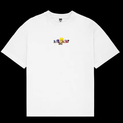 <div style="max-width: 800px; margin: 0 auto; padding: 60px 20px;">
<h2 style="font-size: 42px; font-weight: bold; margin-bottom: 20px; color: #1a1a1a;">
CAMISETA <span style="color: #ff8c00;">CDECKS</span>
</h2>
<p style="font-size: 18px; line-height: 1.8; margin-bottom: 20px; color: #333;">
Feita pra quem carrega atitude em cada movimento. A camiseta CDECKS traduz o lifestyle das ruas com caimento leve, toque macio e visual autêntico. Seja no rolê, na sessão ou no dia a dia, ela acompanha o ritmo sem perder o estilo.
</p>
<p style="font-size: 18px; line-height: 1.8; margin-bottom: 30px; color: #333;">
Detalhes pensados pra durar e um design que fala por si. Cada peça carrega a essência de quem vive o street de verdade — sem precisar provar nada pra ninguém.
</p>
<div style="background: #f5f5f5; border-left: 4px solid #ff8c00; padding: 20px; margin: 30px 0; border-radius: 8px;">
<h3 style="font-size: 24px; margin-bottom: 15px; color: #ff8c00;">Especificações</h3>
<ul style="list-style: none; padding: 0;">
<li style="padding: 8px 0; color: #333;">▸ Modelagem confortável com ótimo caimento</li>
<li style="padding: 8px 0; color: #333;">▸ Ideal para o dia a dia ou sessão de skate</li>
<li style="padding: 8px 0; color: #333;">▸ Visual clean que combina com qualquer fita</li>
</ul>
</div>
<p style="text-align: center; font-size: 20px; font-weight: bold; margin-top: 40px; color: #1a1a1a;">
Não é só uma camiseta. É sua identidade nas ruas. É <span style="color: #ff8c00;">CDECKS</span>.
</p>
</div>